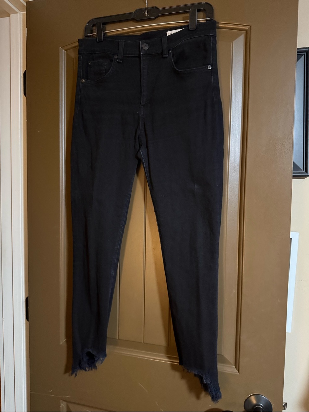 Black Rag & Bone jeans 10 Inch Capri jeans in a women’s size 28. Features a slim